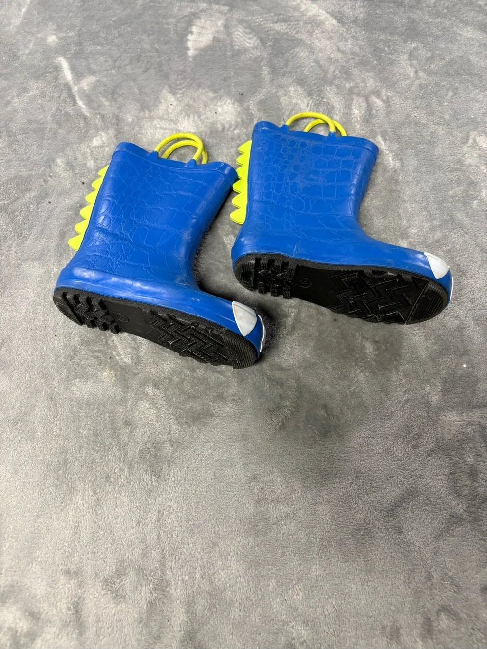 Cat&Jack Kids Blue Dino Rain Boots with Neon Handles